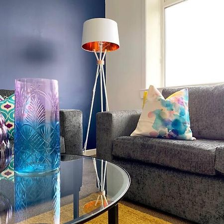 Modern And Vibrantly Designed Apartment ماذرويل المظهر الخارجي الصورة