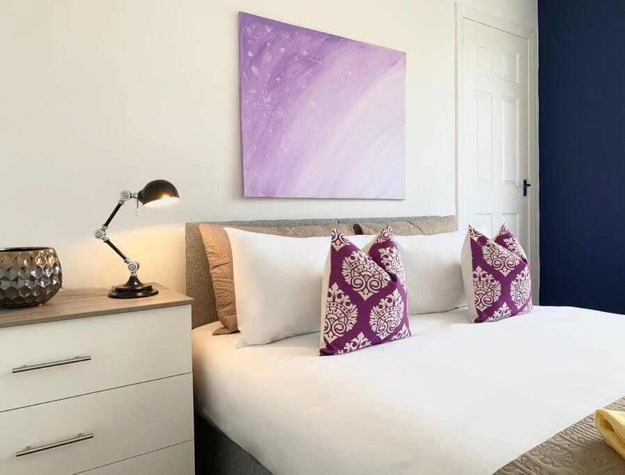 Modern And Vibrantly Designed Apartment ماذرويل المظهر الخارجي الصورة