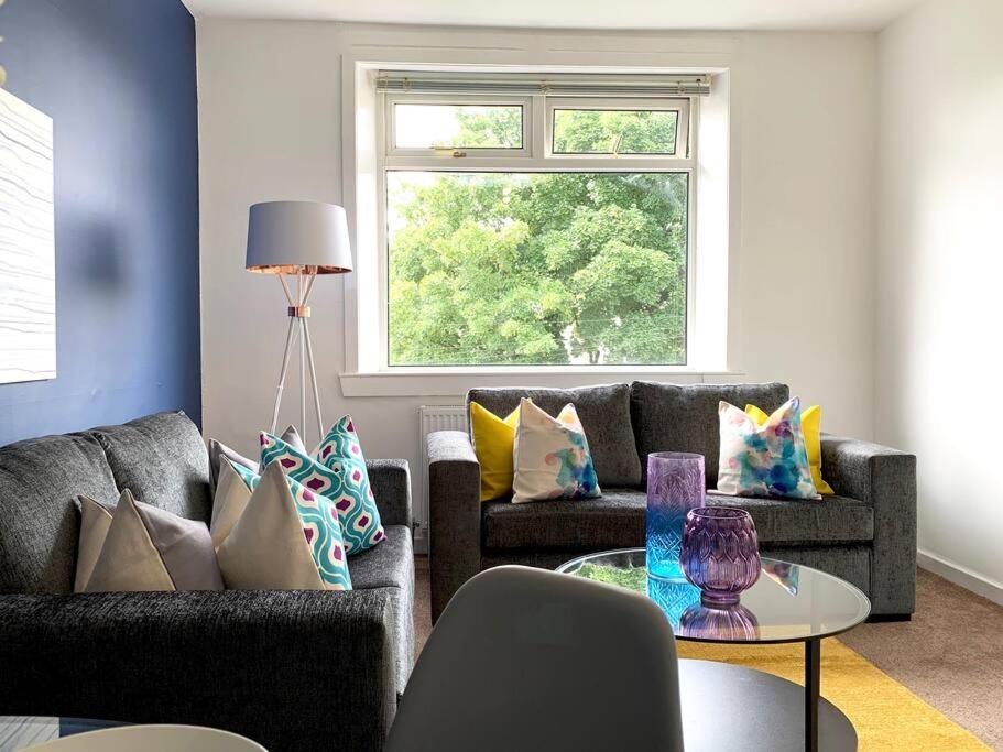 Modern And Vibrantly Designed Apartment ماذرويل المظهر الخارجي الصورة
