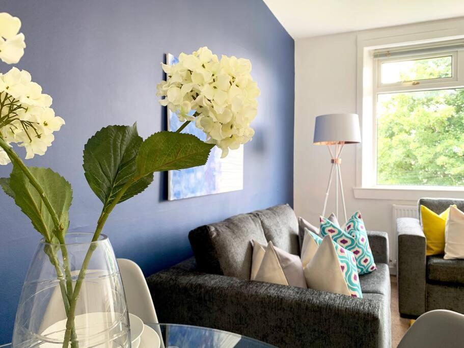 Modern And Vibrantly Designed Apartment ماذرويل المظهر الخارجي الصورة